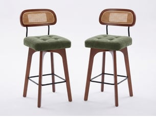Lot de 2 tabourets de bar pivotants avec dossier effet rotin et assise en chenille beige, piètement bois et métal, design pour îlot central et cuisine