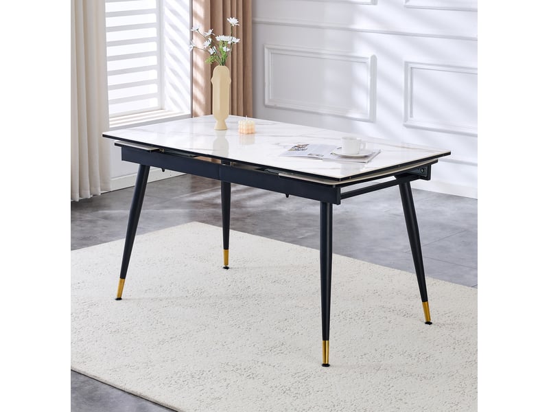 Table de salle à manger extensible en pierre frittée avec plateau effet marbre, structure en métal noir et pieds dorés - Conforama C