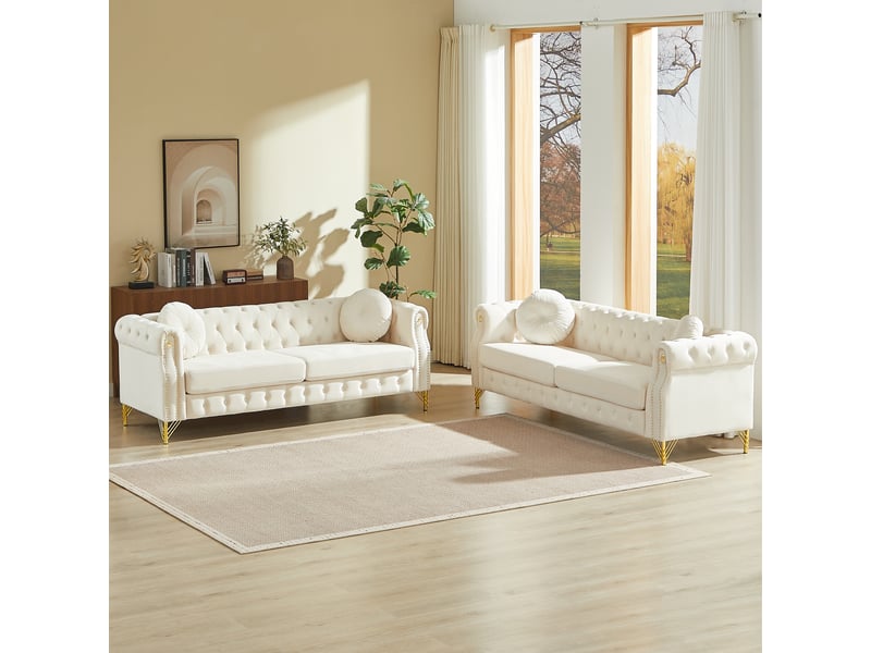 Canapé chesterfield beige en velours, 208,3 x 287,9 x 73,6 cm, pieds en métal, boutons capitonnés, clous dorés - Conforama B