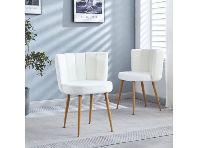  2 chaises blanches modernes – pieds tubes métal couleur bois – assise poils courts – dossier confortable – idéal salon café  - Conforama B