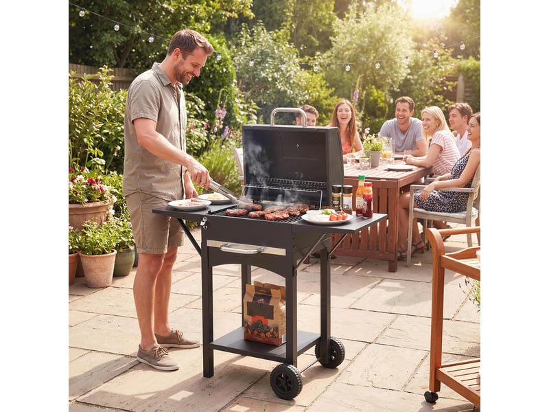  Barbecue au charbon avec 2 tablettes latérales, thermomètre, couvercle et roues – 110 x 46,5 x 101 cm – noir  - Conforama C