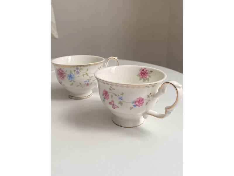  Tasse en céramique, fleurs rouges et bleues, détails dorés, 250 ml  - Conforama D