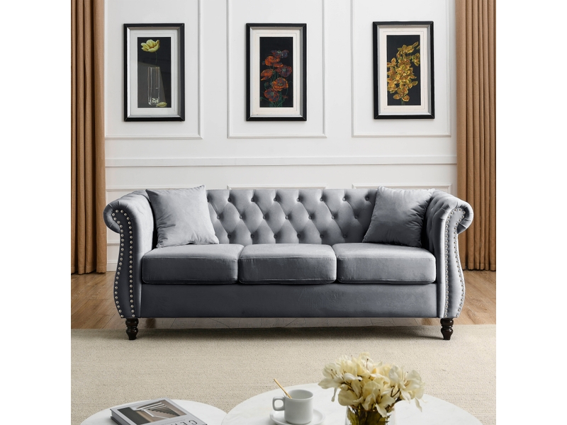 Canapé droit chesterfield 3 places en velours gris, dossier capitonné, accoudoirs arrondis, clous argentés, pieds en bois d’hévéa, assise à ressorts - Conforama C