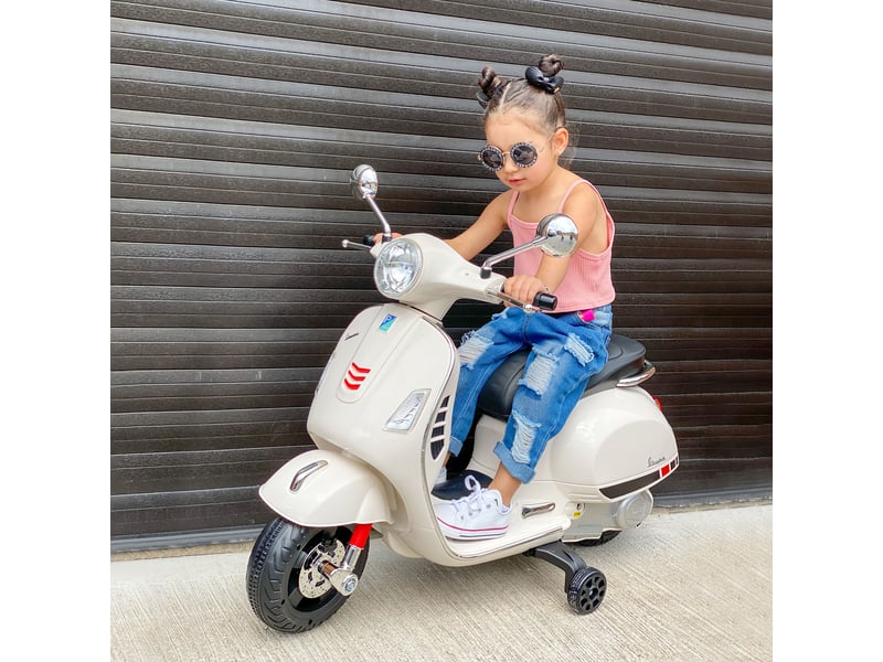  Moto électrique pour enfants, style vespa, batterie 6v avec effets sonores et lumineux, 3-6 ans, blanche  - Conforama D