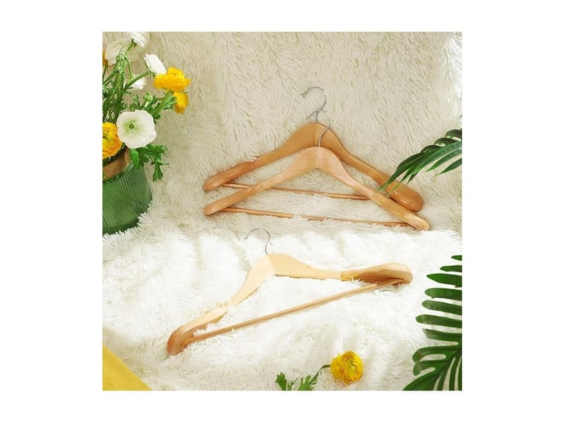  Lot de 6 cintres, en bois massif avec épaules très larges, antidérapants, pour costumes, chemises, manteaux, vestes, pantalons, crochets pivotants 360°, couleur boisée  - Conforama B