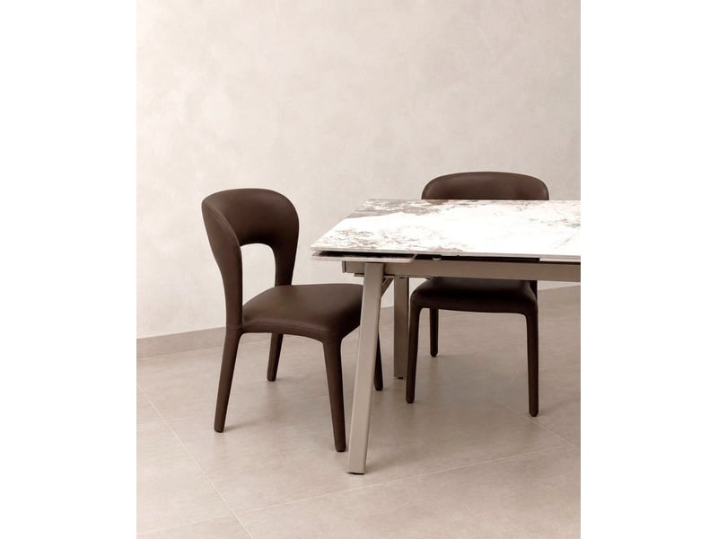  Lot de 4 chaises rembourrées en similicuir couleur marron  - Conforama B