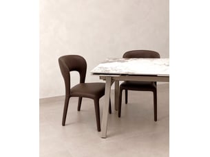 Lot de 4 chaises rembourrées en similicuir couleur marron