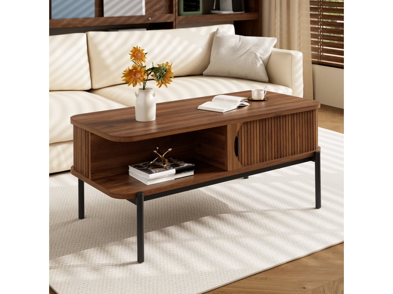 Table basse rectangulaire 100x45x43 cm avec 2 portes coulissantes rainurées, niches ouvertes, coins arrondis, pieds métal noir, mdf effet noyer - Conforama B