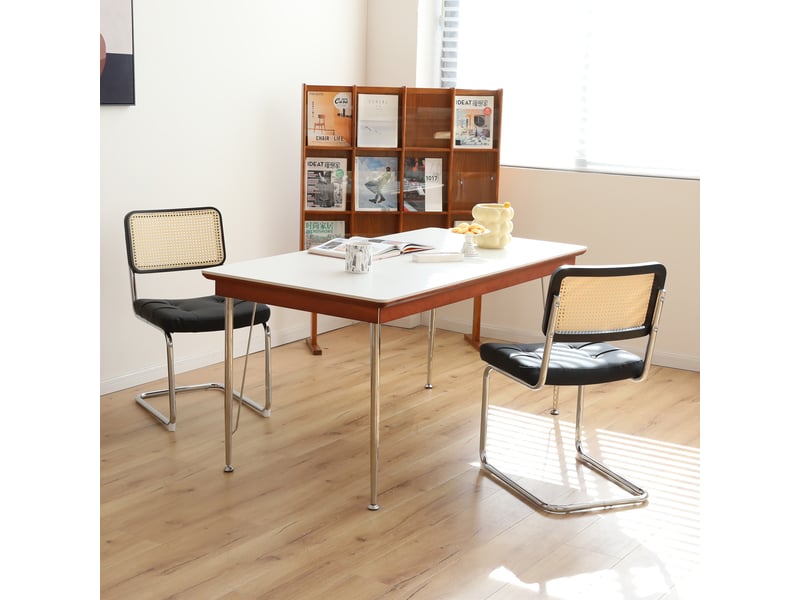 Chaise de salle à manger cantilever empilable avec assise rembourrée et dossier en rotin, en chrome et simili cuir noir - Conforama B
