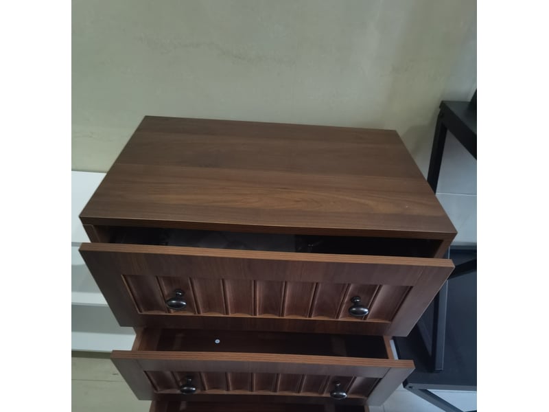  Commode 3 tiroirs avec façades rainurées et poignées noires pour chambre ou entrée en mdf noyer 60 × 40 × 78 cm  - Conforama B