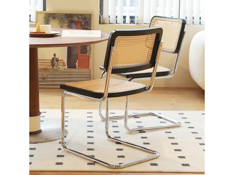 Lot de 2 chaises de salle à manger cantilever 53x46,4x84,6 cm, dossier en cannage rotin, assise rembourrée, piètement chromé, noir et bois - Conforama E