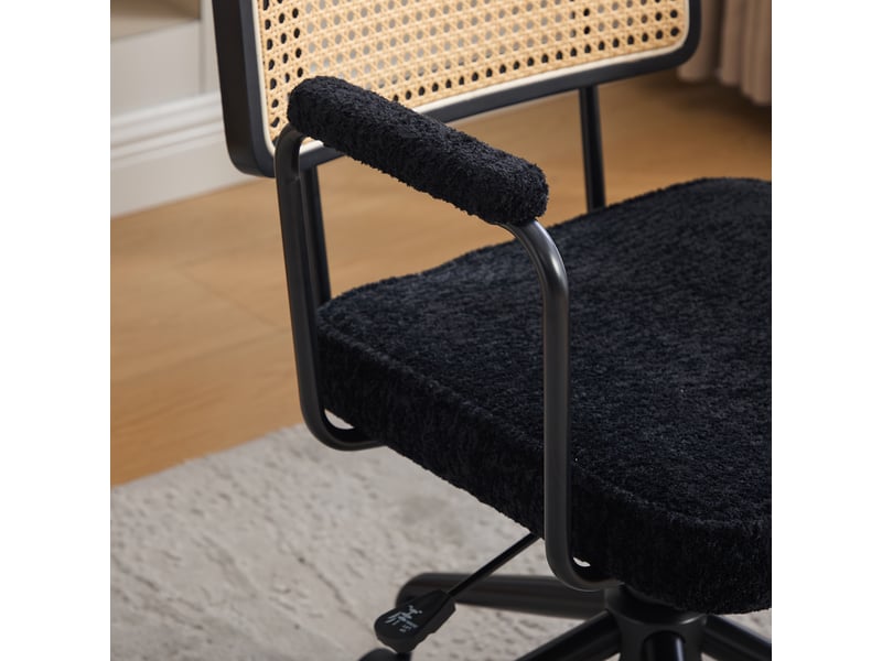  Chaise de bureau en rotin noir fauteuil pivotant réglable avec accoudoirs en métal et assise rembourrée  - Conforama E