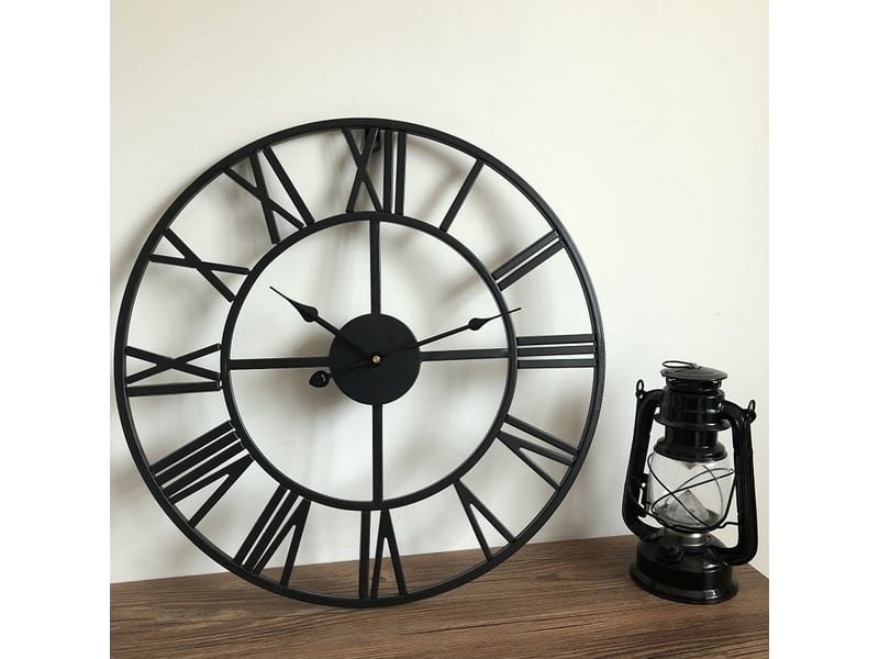 Horloge murale rétro 40 x 40 cm en fer noir avec chiffres romains mouvement quartz silencieux chicfurn - Conforama R