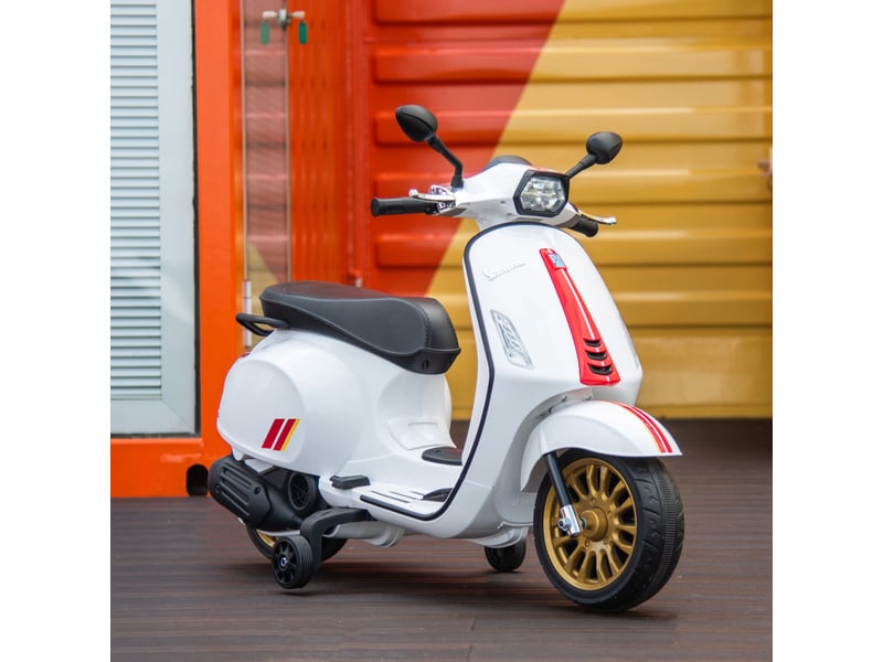  Moto vespa électrique pour enfants sous licence, avec stabilisateurs, phare et musique, en polypropylène et métal, 107 x 47 x 73 cm, blanche  - Conforama D