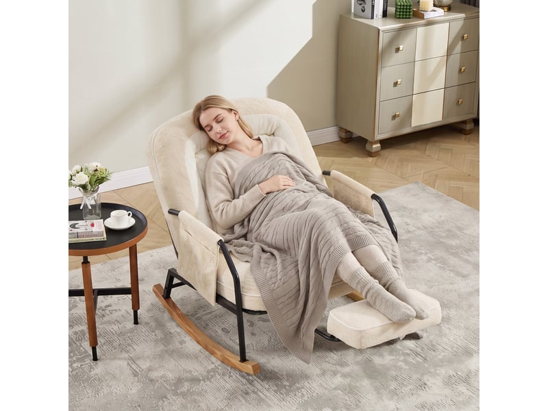  Fauteuil à bascule avec repose-pieds, fausse fourrure beige, dossier réglable, pochette latérale, coussin rembourré, intérieur extérieur  - Conforama D