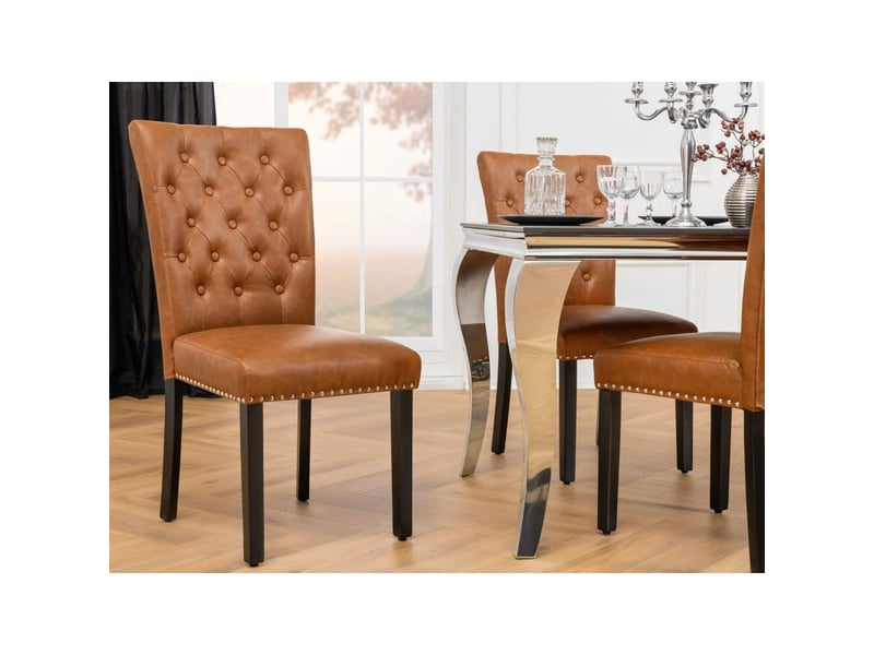  Lot de 2 chaises chesterfield regina caramel en cuir artificiel capitonné – clous argentés et pieds en bois d'hévéa noir  - Conforama B