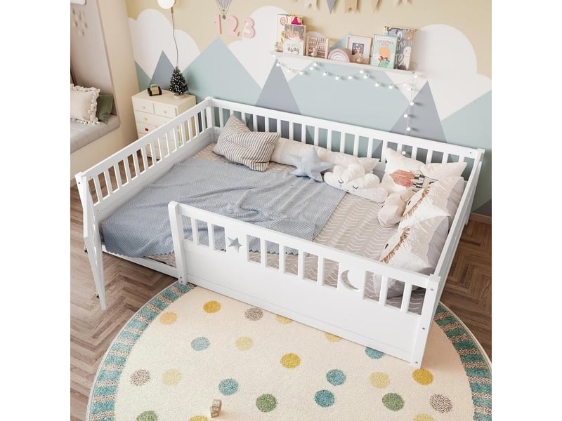  Lit enfant 140x190cm en bois pin, barrière sécurité verrouillable, décoration étoiles lune, sans sommier lattes, blanc  - Conforama C