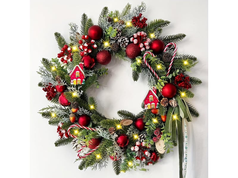 Couronne de noël lumineuse 55 cm, guirlande verte avec cannes en sucre, pommes de pin, baies et nœuds - Conforama A