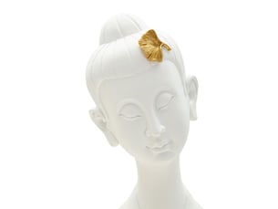 Sculpture tête de bouddha féminine en résine blanche avec détails feuilles d'or