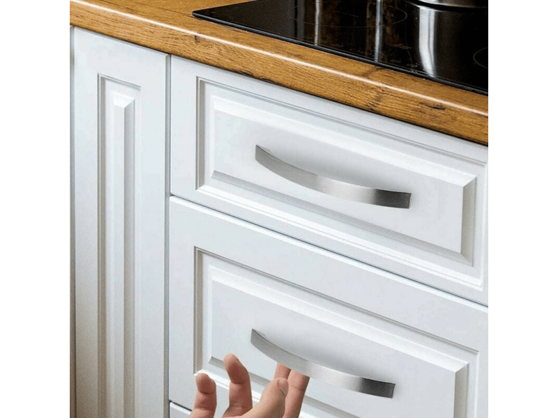  Lot de 12 poignées de cuisine chromées, en acier inoxydable, nickel brossé. Distance entre axes 96 mm. Trimec.  - Conforama E