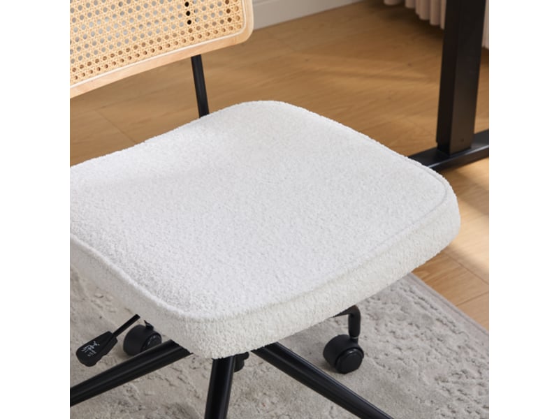 Chaise de bureau vintage en rotin avec roulettes — tissu chenille ivoire, réglable et pivotante - Conforama E