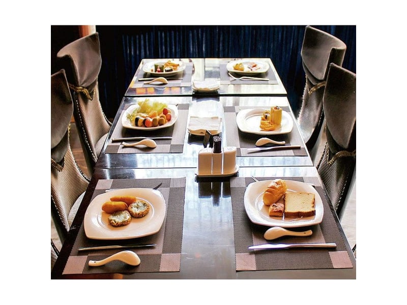  Sets de table pvc antidérapant lavable résiste à la chaleur rectangulaire vinyle set de table pour restaurant, table à manger en cuisine ou salle à manger, 45 x 30 cm lot de 6  - Conforama C