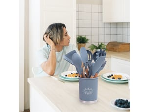 Ensemble de 12 ustensiles de cuisine en silicone gris avec seau de rangement et poêle antiadhésive
