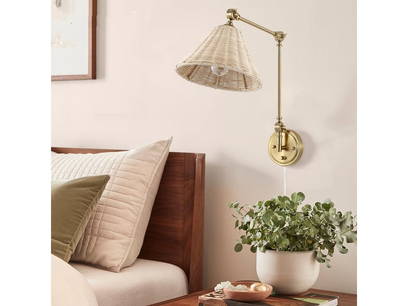  Applique murale avec bras oscillant - structure métallique dore et abat-jour conique en rotin naturel tissé à la main  - Conforama C