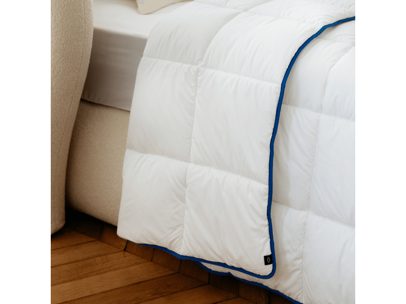  Couette légère temperée 100% fibres creuses siliconnées, enveloppe coton - 200 x 200 Céleste - Conforama D