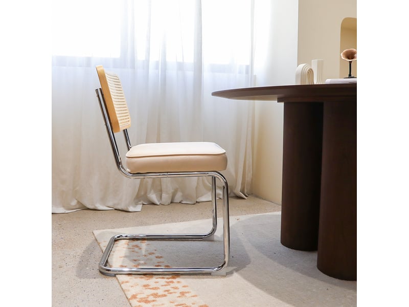  Lot de 2 chaises cantilever modernes 56.9×44.96×85.9cm, revêtement en tissu, rotin tressé sur dossier, structure chromée, finition beige  - Conforama D