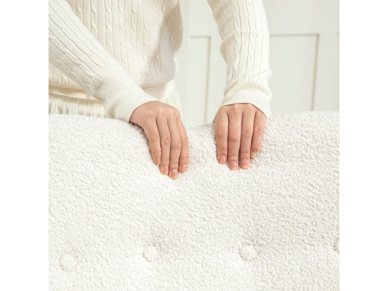  Fauteuil à bascule crème en tissu teddy, accoudoirs, coussin lombaire et patins en bois  - Conforama E