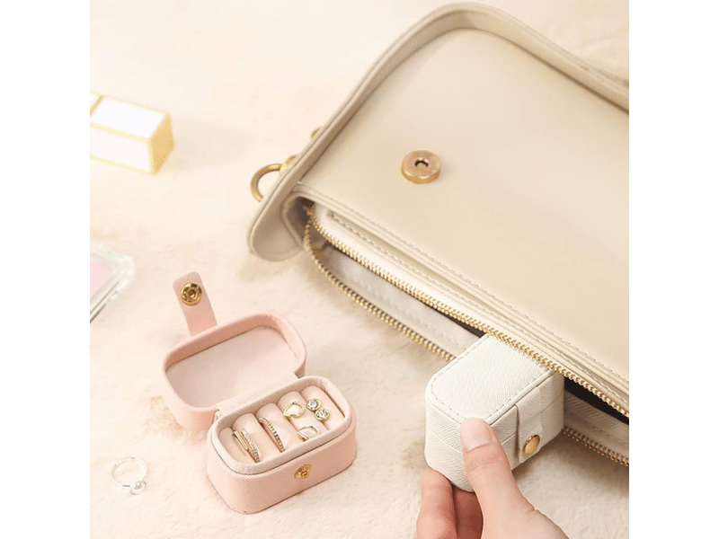  Petite boîte à bijoux de voyage en cuir synthétique - mini boîte de rangement portable pour boucles d'oreilles, bagues - blanc  - Conforama C