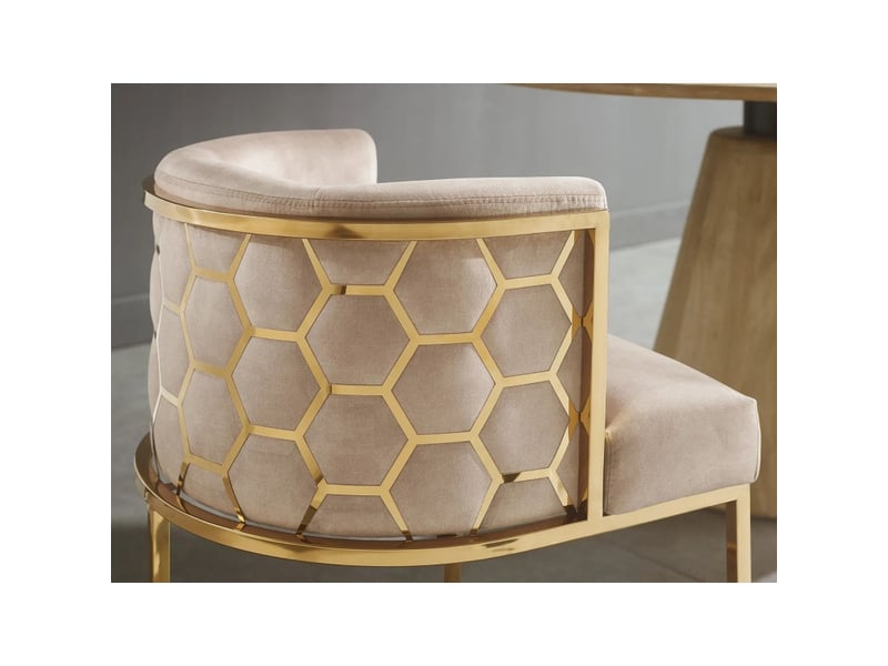 Chaise velto beige en velours – structure dorée brillante, accoudoirs et dossier graphique nid d'abeilles - Conforama D