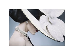 Tableau sur toile marty a2 dame avec chapeau blanc et perles, 62x92 cm