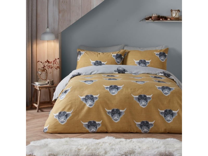  Housse de couette vache des highlands jaune ocre - 140 x 200 cm - 1 taie d'oreiller - design réversible (ocre et gris) - parure de lit vache de ferme en jaune moutarde  - Conforama A