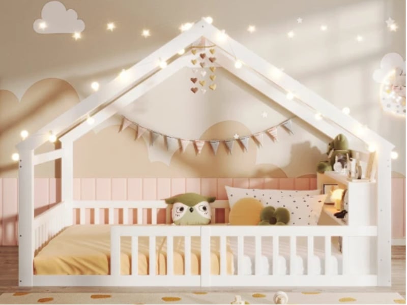  Lit cabane, 140 x 190 cm, lit pour enfant avec barrières, avec guirlande led, bois de pin, blanc  - Conforama B