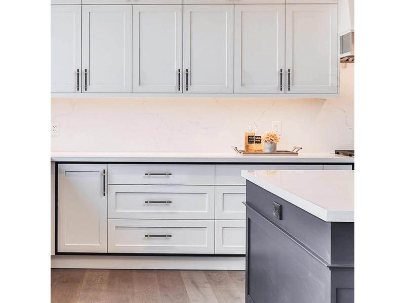  Poignée noire et dorée pour armoire de cuisine de 96 mm, en alliage d'aluminium, avec vis, pour tiroirs, armoires et placards de rangement.  - Conforama E