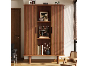 Armoire haute marron foncé avec porte à volet, façade rainurée et pieds en bois massif
