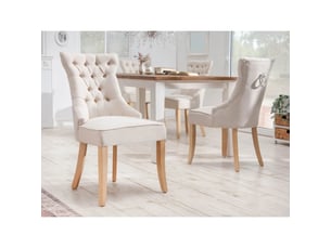 Lot de 2 chaises regina beige en lin capitonné – dossier haut, anneau argenté et pieds en bois clair