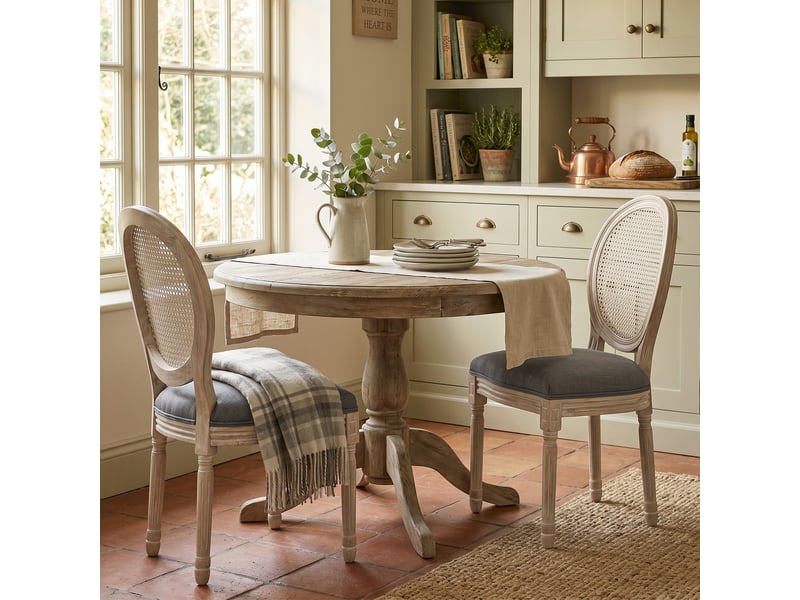  Lot de 2 chaises de salle à manger - chaise de salon médaillon style louis xvi - bois massif sculpté, patiné  - Conforama C
