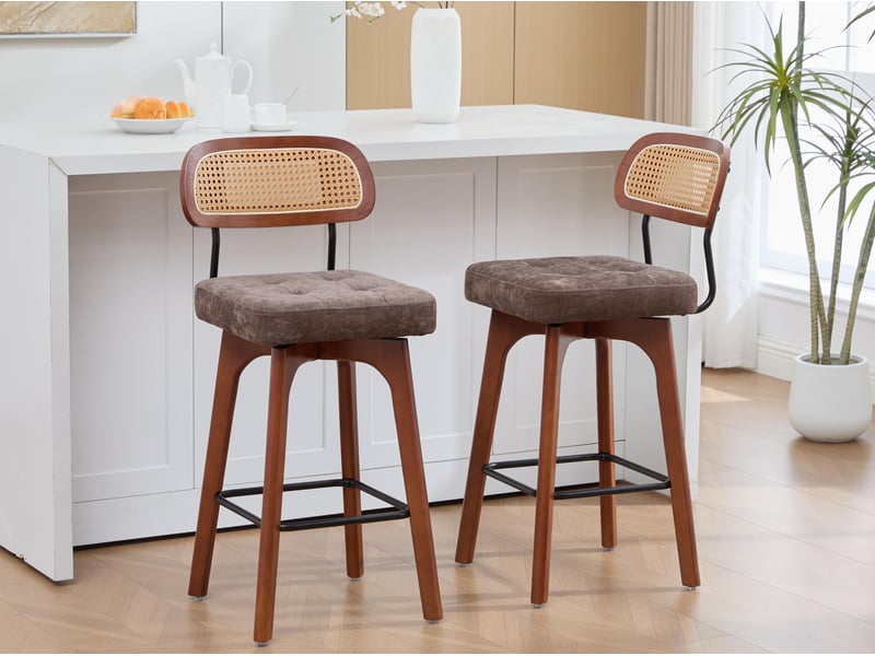 Lot de 2 tabourets de bar pivotants avec dossier effet rotin et assise en chenille beige, piètement bois et métal, design pour îlot central et cuisine - Conforama B