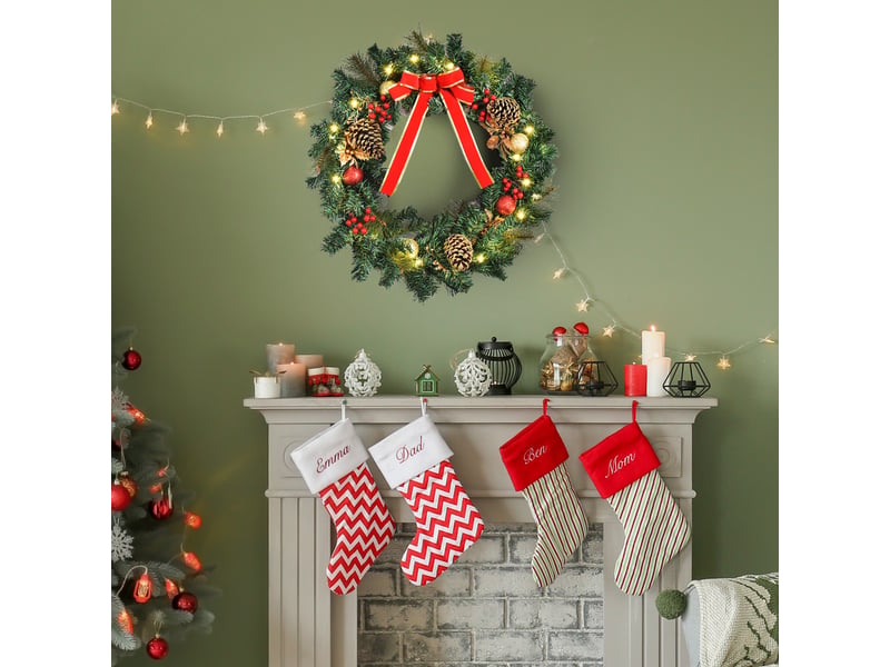  Couronne de noël artificielle lumineuse avec 20 led de 60 cm - décorée de houx et de pommes de pin  - Conforama D