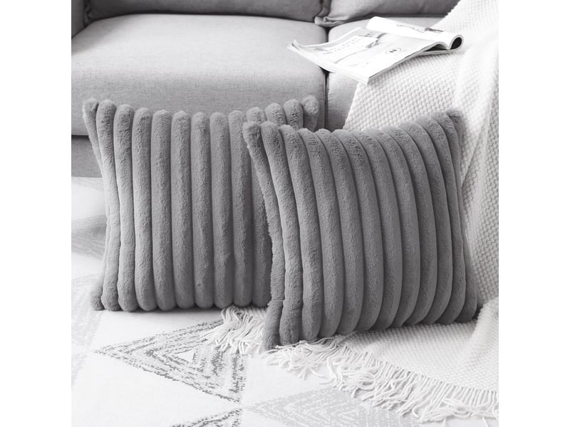  Lot de 2 housses de coussin 45 x 45 cm peluche gris clair chicfurn  - Conforama D