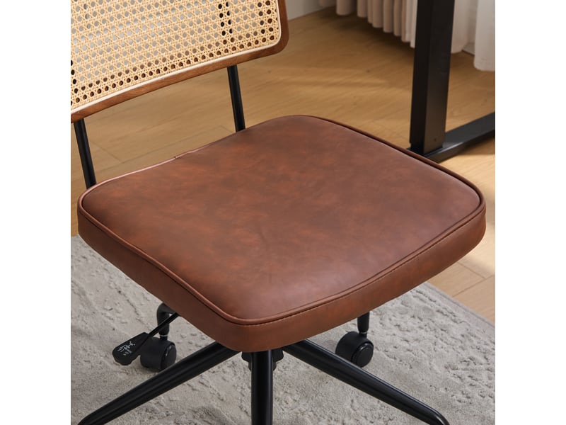  Chaise de bureau vintage en rotin et bois, fauteuil de bureau réglable avec siège en cuir pu marron, pivotant à roulettes  - Conforama W