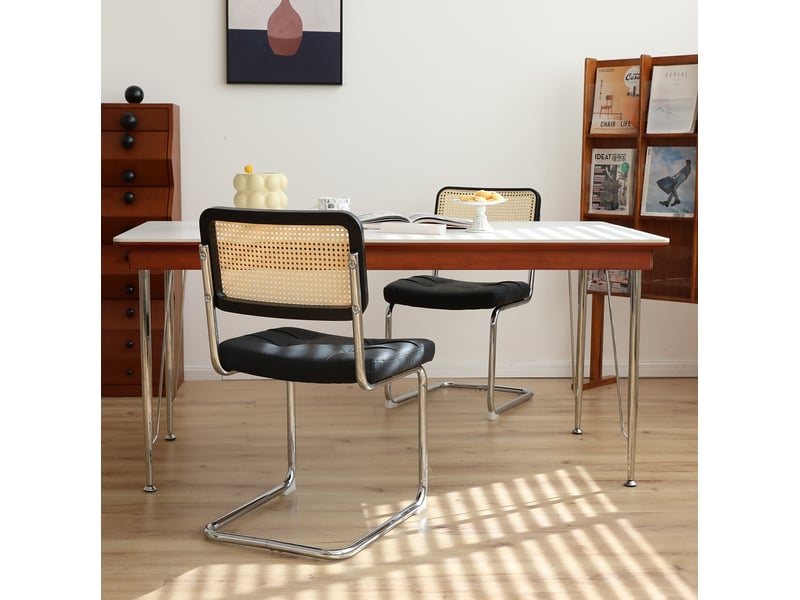  Lot de 2 chaises de salle à manger en similicuir noir avec piètement chromé et dossier en rotin  - Conforama D