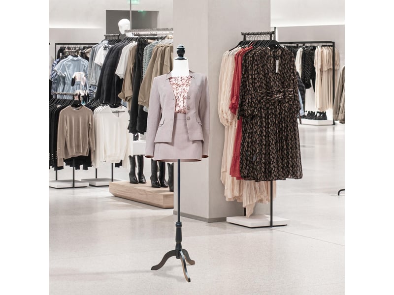  Mannequin de couture féminin, réglable de 130 à 168 cm, avec trépied en bois, pour la photographie de mode et la présentation de vêtements, blanc.  - Conforama D