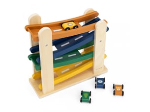 Rampe de course en bois avec 4 voitures