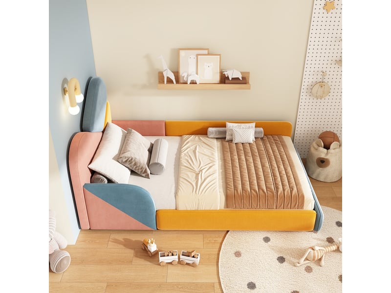  Lit enfant rembourré bas au sol 90×200 cm, doté de garde-corps latéraux surélevés et d’une tête de lit rembourrée, design ludique adapté à la chambre d’enfant, blue et multi  - Conforama R