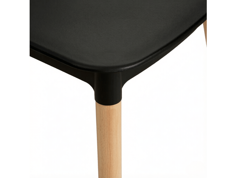  Lot de 4 chaises de salle à manger noires en polypropylène, pieds en bois clair, style scandinave moderne  - Conforama D
