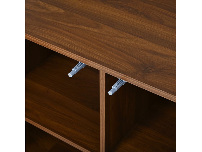 Buffet 4 portes, plateaux réglables, effet noyer, reliefs géométriques demi-cercles, rainures verticales, angles arrondis, pieds en métal - Conforama E
